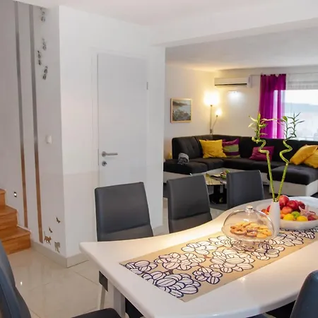 Joe Apartment Kastela